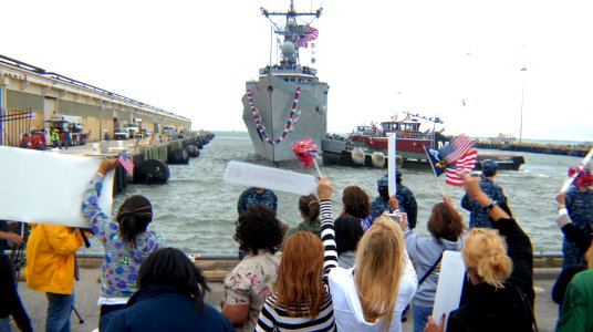 US Navy 091007-N-6764G-021 Family and friends await the arrival of the Norfolk-based guided-missile frigate USS Carr (FFG 52)