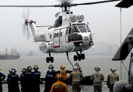 US Navy 091008-N-0807W-130 Sailors and Marines aboard the amphibious dock landing ship USS Harpers Ferry (LSD 49) conduct a vertical replenishment