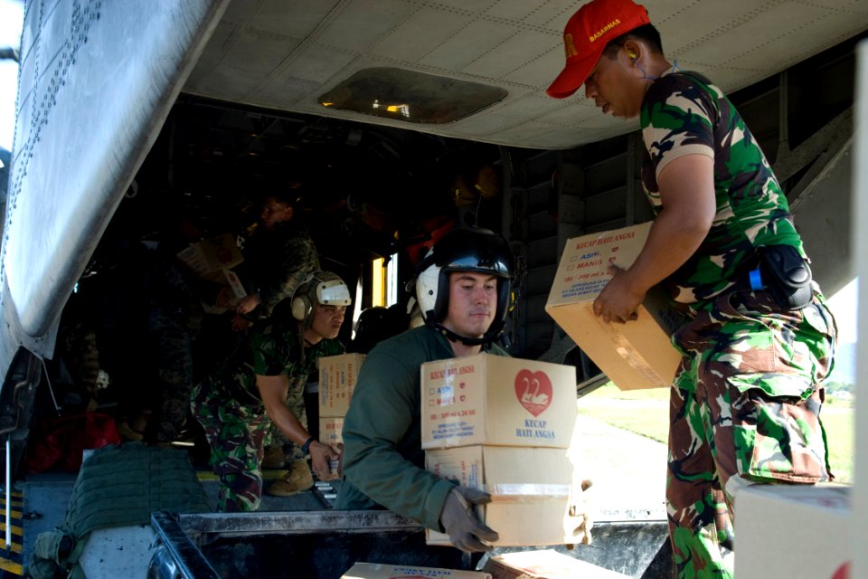 US Navy 091009-N-9123L-074 Marine Cpl. Casey Hannan, a Meraux, La. native assigned to the Dragons of Marine Medium Helicopter Squadron (HMM) 265, and Indonesian Air Force personnel load a CH-53E Super Stallion helicopter