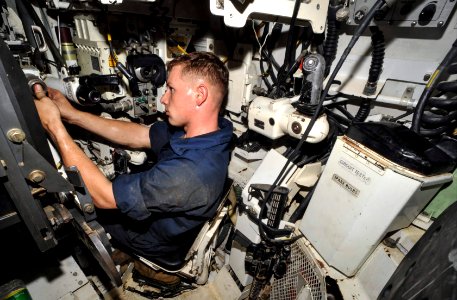 USS BATAAN (LHD 5) 140414-N-IK431-068 (13870224433)