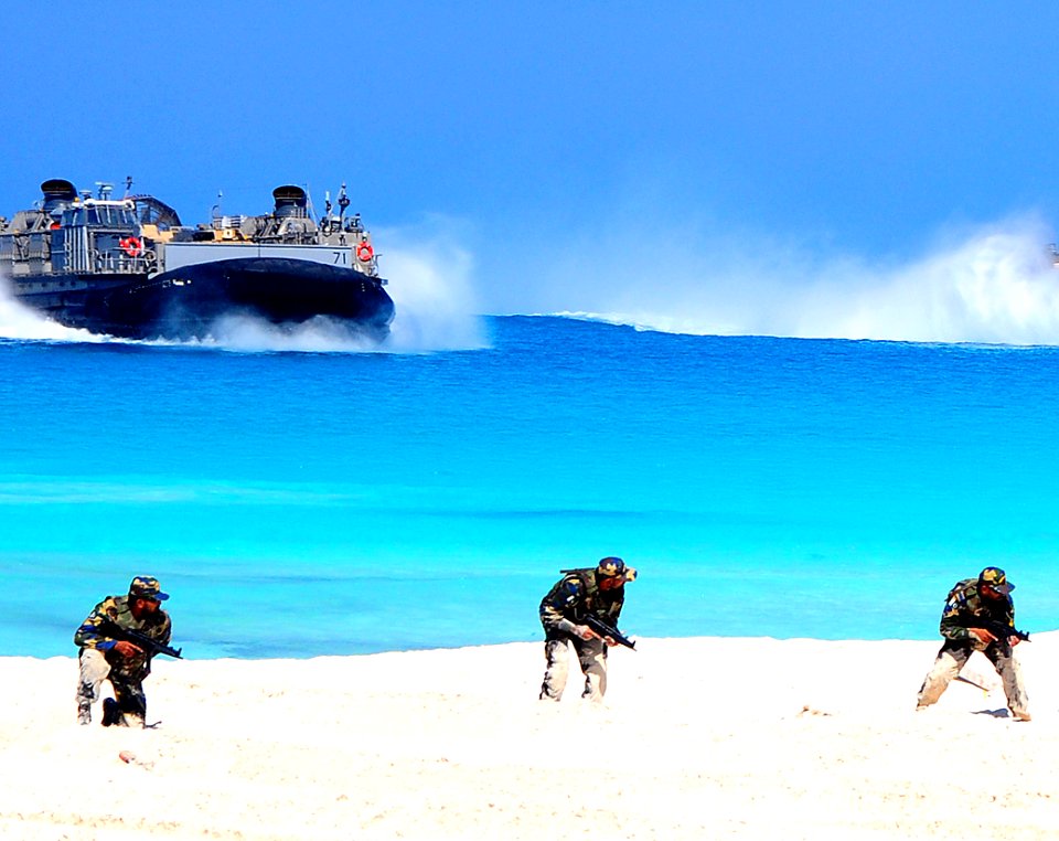 US Navy 091012-N-8132M-172 Marines assigned to the 22nd Marine Expeditionary Unit (22nd MEU), along with Marines from Kuwait and Pakistan (cropped)