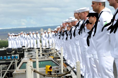 US Navy 091013-N-3659B-049 Sailors assigned to the aircraft carrier USS Ronald Reagan (CVN 76) man the rails as the ship pulls into Pearl Harbor, Hawaii