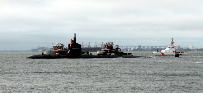 US Navy 091015-N-7705S-040 NORFOLK (Oct. 15, 2009) The Los Angeles-class attack submarine USS Newport News (SSN 750) approaches Pier 3 at Naval Station Norfolk