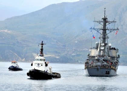USS Barry arrives in Souda Bay. (8552909738)
