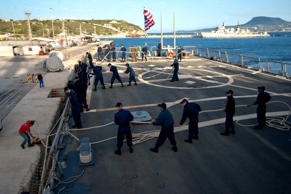 USS Barry departs Souda Bay. (8552918640)