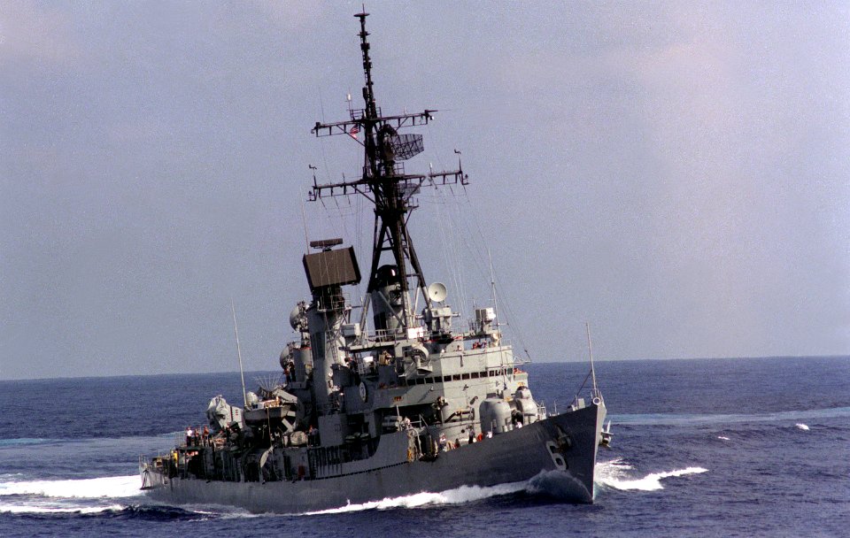 USS Barney (DDG-6) underway at sea on 1 November 1984 (6416532)