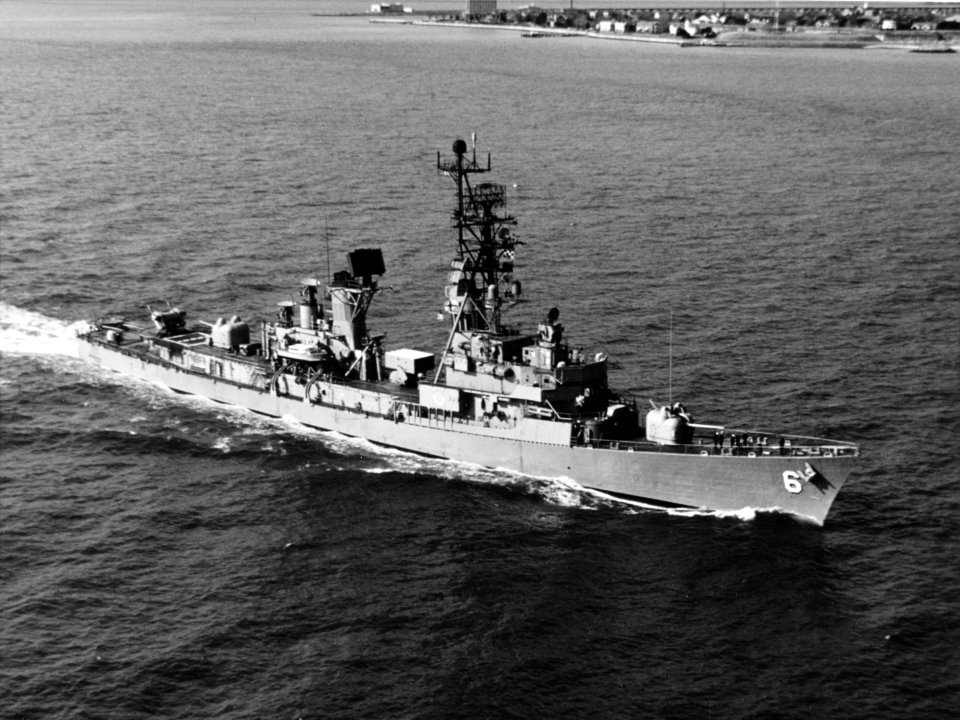 USS Barney (DDG-6) underway in 1971