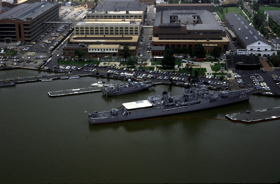 USS Barry and USS Taurus at Washington Navy Yard DN-ST-86-07363
