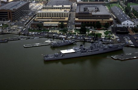 USS Barry and USS Taurus at Washington Navy Yard DN-ST-86-07363