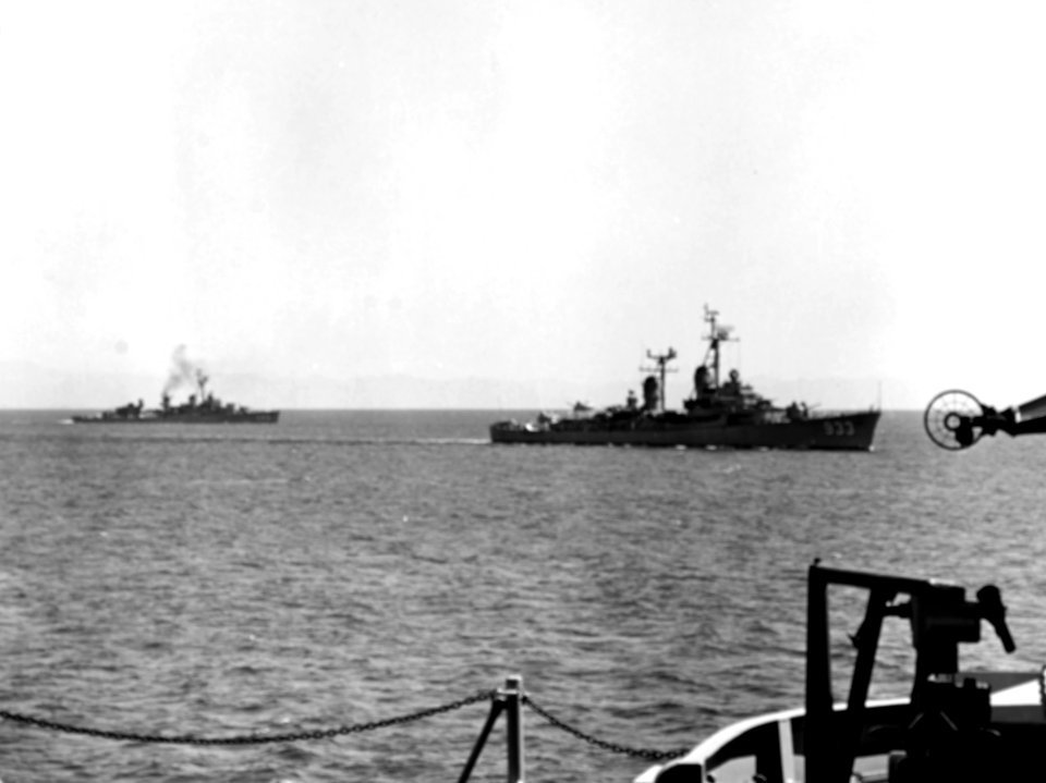 USS Barry (DD-933) and USS Wadleigh (DD-689) underway off Rhodes, Greece, in June 1958 (NH 98050)