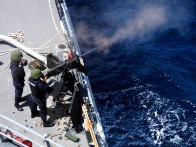 USS Bainbridge conducts a live-fire exercise. (20964173061)