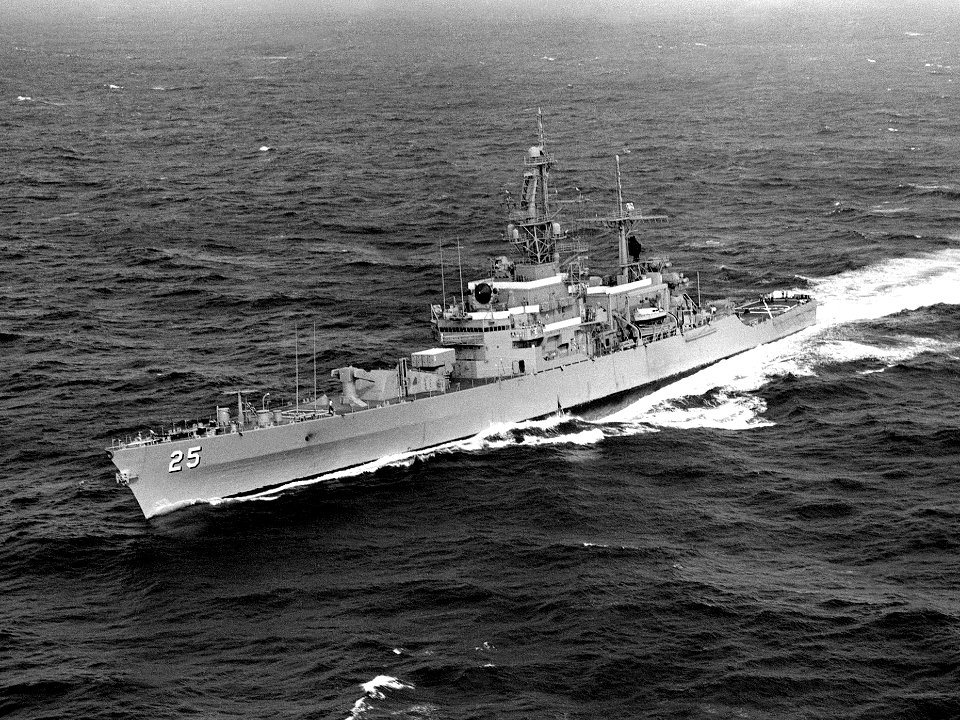 USS Bainbridge (CGN-25) underway in the Pacific Ocean on 15 October 1982