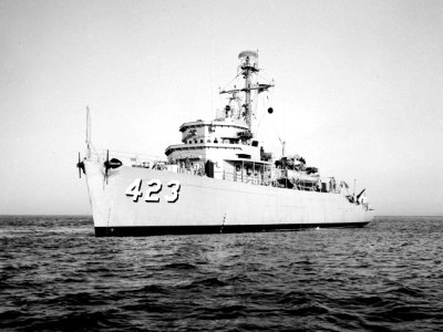 USS Avenge (MSO-423) underway in 1954 photo