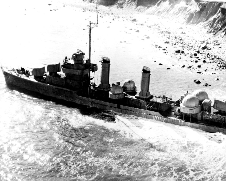 USS Baldwin (DD-624) aground at Montauk Point, New York (USA), in April 1961 (NH 99107)