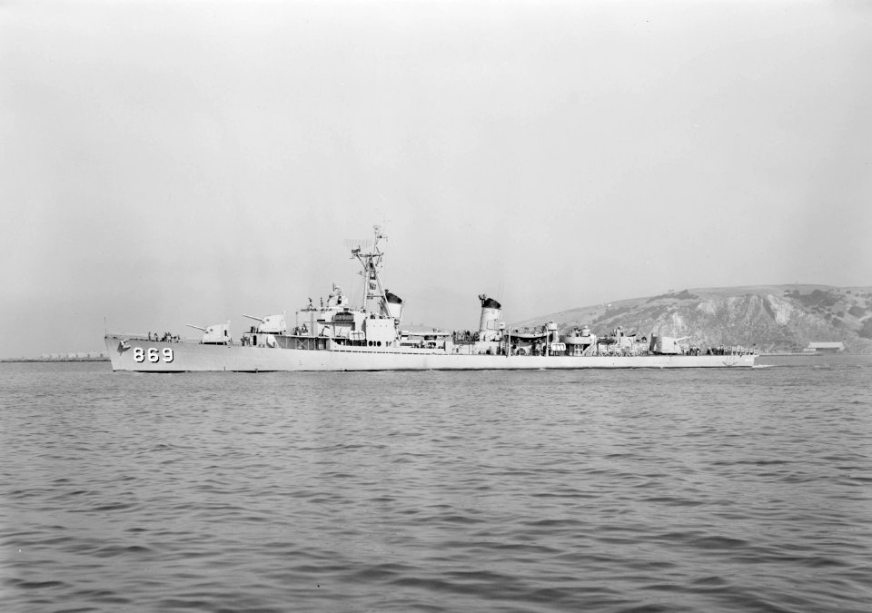 USS Arnold J. Isbell (DD-869) off the Mare Island Naval Shipyard on 26 September 1950