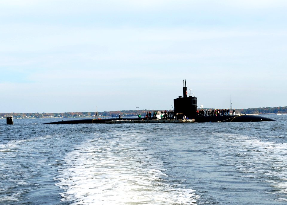 US Navy 091025-N-8750E-120 The Los Angeles-class attack submarine USS Annapolis (SSN 760) is anchored in the Chesapeake Bay near the U.S. Naval Academy in Annapolis, Md.