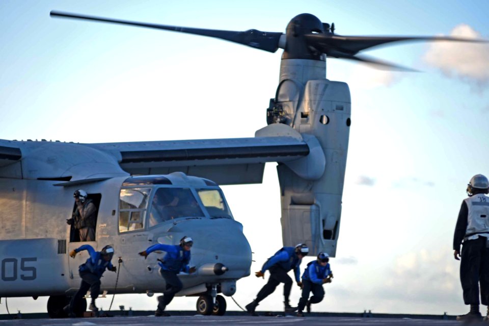 USS Ashland conducts flight operations. (18676688343)
