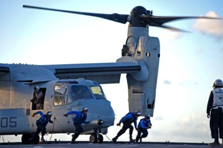 USS Ashland conducts flight operations. (18676688343)