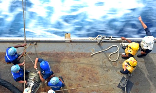 USS Ashland conducts a replenishment. (18929858026)