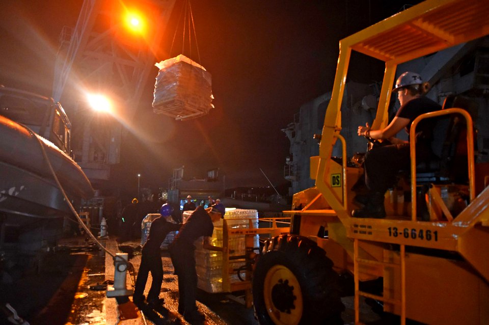USS Ashland prepares to support relief efforts for Typhoon Soudelor. (20186301340)