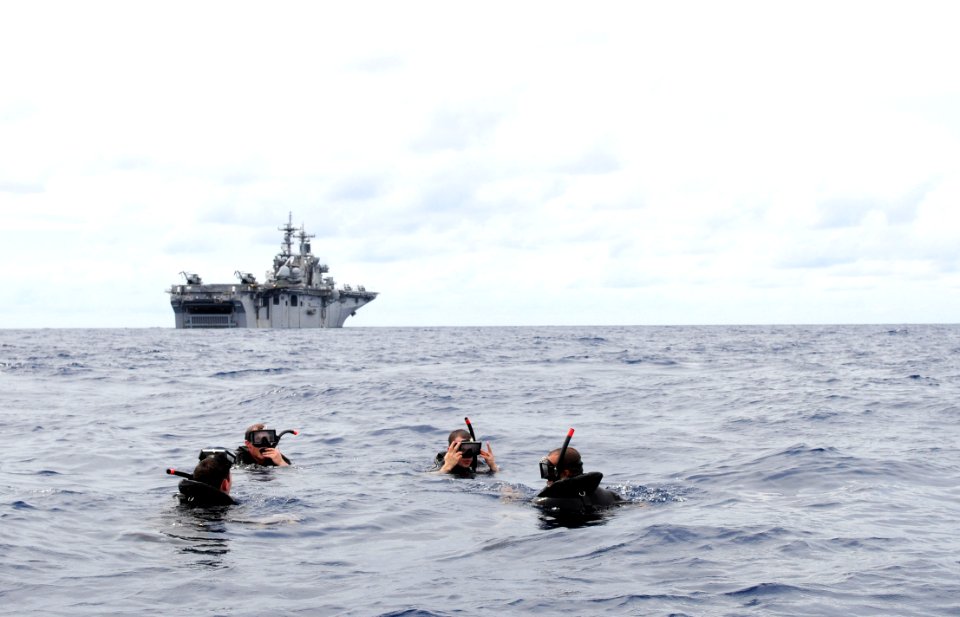 US Navy 091023-N-0890S-090 Search and rescue swimmers from the multipurpose amphibious assault ship USS Wasp (LHD 1), in background, train in the Caribbean Sea
