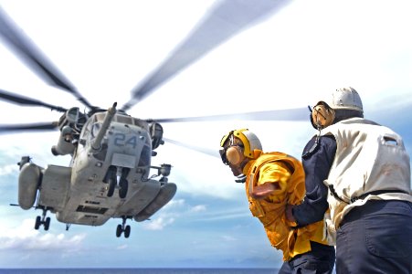 USS Ashland conducts flight operations. (20659497168)