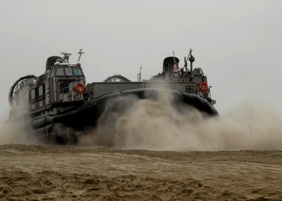 US Navy 091030-N-0924R-062 A landing craft, air cushion from Assault Craft Unit (ACU) 4 approaches Onslow Beach at Camp Lejeune, N.C