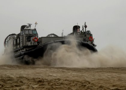 US Navy 091030-N-0924R-062 A landing craft, air cushion from Assault Craft Unit (ACU) 4 approaches Onslow Beach at Camp Lejeune, N.C