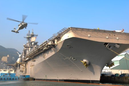 US Navy 091027-N-9950J-016 An MH-60S Sea Hawk helicopter assigned to Sea Combat Helicopter Squadron (HSC) 25, Search and Rescue Detachment, lands aboard the forward-deployed amphibious assault ship USS Essex (LHD 2)