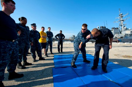 USS Arleigh Burke operations 140314-N-WD757-028