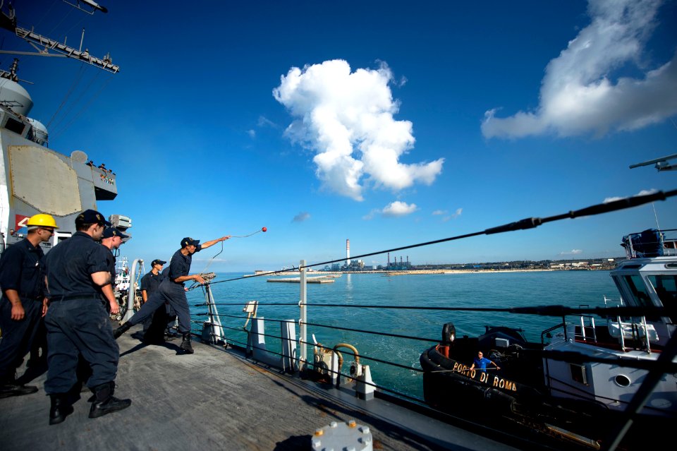 USS Arleigh Burke operations 140929-N-WD757-120