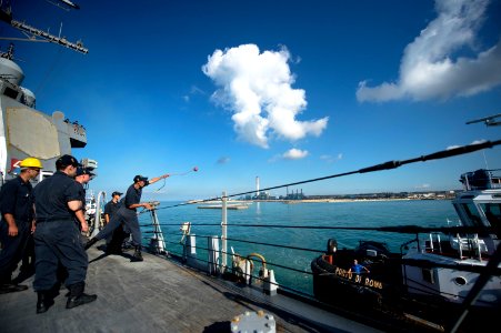USS Arleigh Burke operations 140929-N-WD757-120