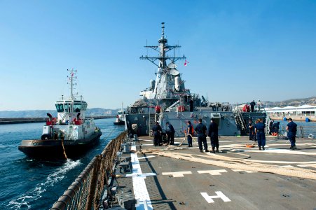 USS Arleigh Burke operations 140314-N-WD757-325