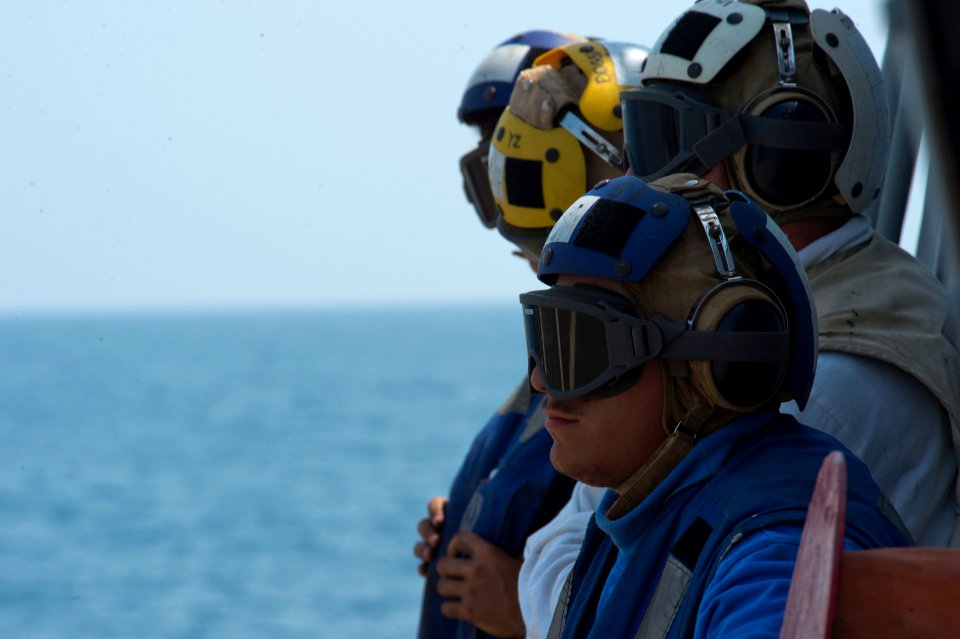 USS Arleigh Burke flight deck operations 140730-N-WD757-093