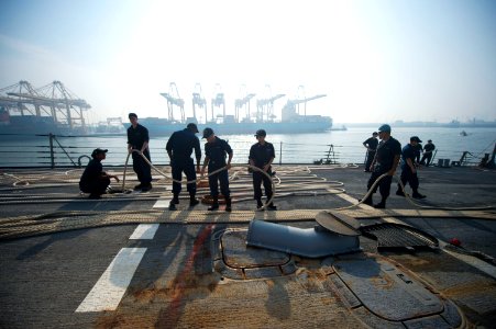 USS Arleigh Burke (DDG 51) 140713-N-WD757-128 (14712522974)