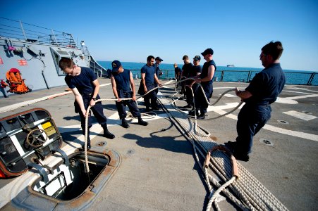 USS ARLEIGH BURKE (DDG 51) 140516-N-WD757-110 (14316142763)