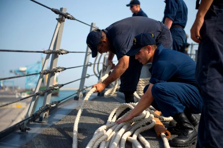 USS ARLEIGH BURKE (DDG 51) 140530-N-WD757-087 (14351230895)