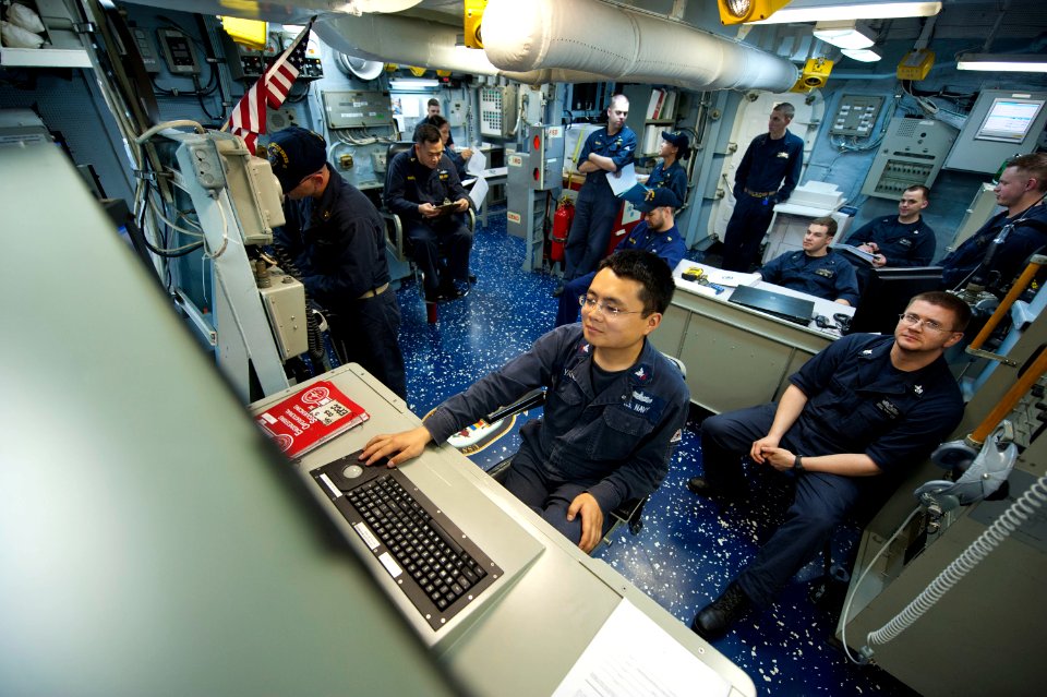 USS ARLEIGH BURKE (DDG 51) 140422-N-WD757-112 (13993283265)