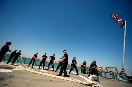 USS ARLEIGH BURKE (DDG 51) 140515-N-WD757-014 (14042862569)