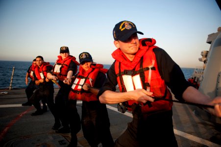 USS ARLEIGH BURKE (DDG 51) 140425-N-WD757-091 (14026260871)