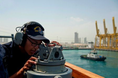 USS Arleigh Burke (DDG 51) 140501-N-WD757-035 (13980452149)