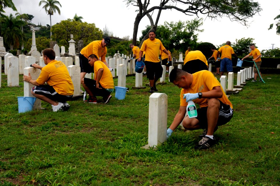 US Navy 091109-N-7498L-072 More than 40 Sailors assigned to the guided-missile destroyer USS Chafee (DDG 90) and various commands clean the Navy Veterans Cemetery in Honolulu in preparation for Veteran's Day, Nov. 11