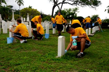 US Navy 091109-N-7498L-072 More than 40 Sailors assigned to the guided-missile destroyer USS Chafee (DDG 90) and various commands clean the Navy Veterans Cemetery in Honolulu in preparation for Veteran's Day, Nov. 11