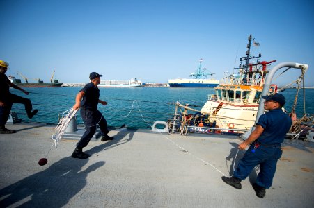 USS ARLEIGH BURKE (DDG 51) 140530-N-WD757-066 (14164551539)