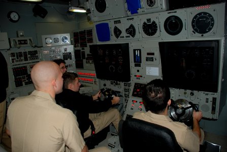 US Navy 091106-N-3090M-013 Members of the U.S. Naval Academy Dolphin Club man the controls aboard the Naval Submarine School Los Angeles-class submarine crew trainer