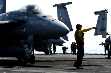 US Navy 091107-N-3038W-005 Flight Deck personnel direct an F-A-18E Super Hornet on the flight deck of the aircraft carrier USS Nimitz (CVN 68)