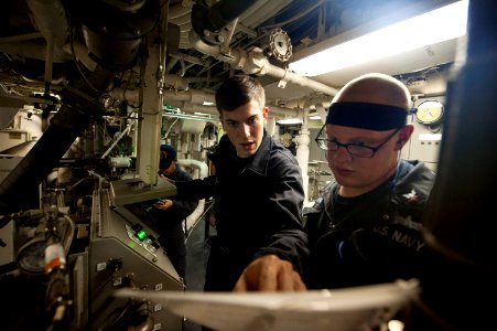 USS ARLEIGH BURKE (DDG 51) 140422-N-WD757-001 (14013288013)