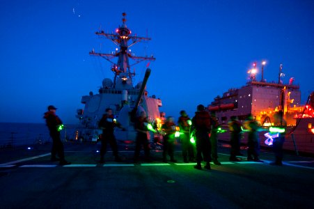 USS ARLEIGH BURKE (DDG 51) 140425-N-WD757-293 (14029435825)