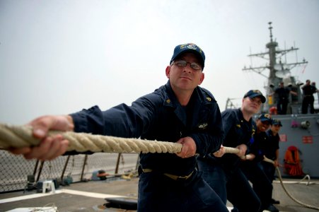 USS Arleigh Burke (DDG 51) 140510-N-WD757-164 (14220677424)
