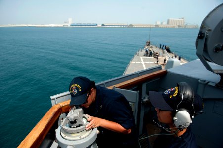 USS Arleigh Burke (DDG 51) 140501-N-WD757-041 (13980483708)
